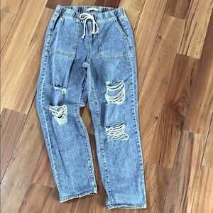 SO Relaxed super high rise jogger style distressed Jeans. Light weight